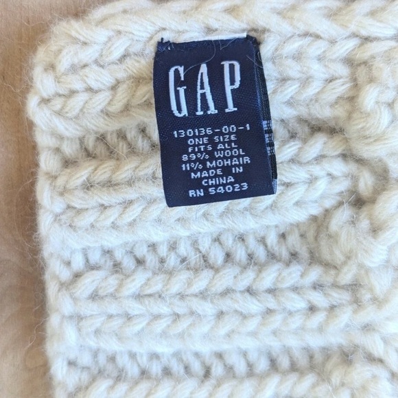 Gap Vintage Y2K Cream Open Knit Floral Neutral Elevated  GAP Vintage Chunky Cream Knit Scarf Y2K